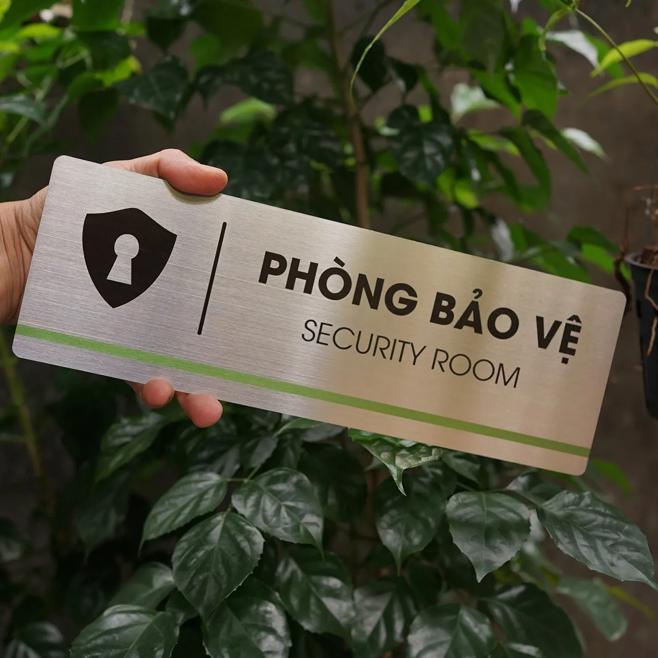 Toàn cảnh bảng tên phòng bảo vệ inox 304 cầm tay – Bảng Hiệu Vàng Tay cầm bảng tên phòng bảo vệ inox 304 brushed, thấy rõ tỷ lệ kích thước thực tế