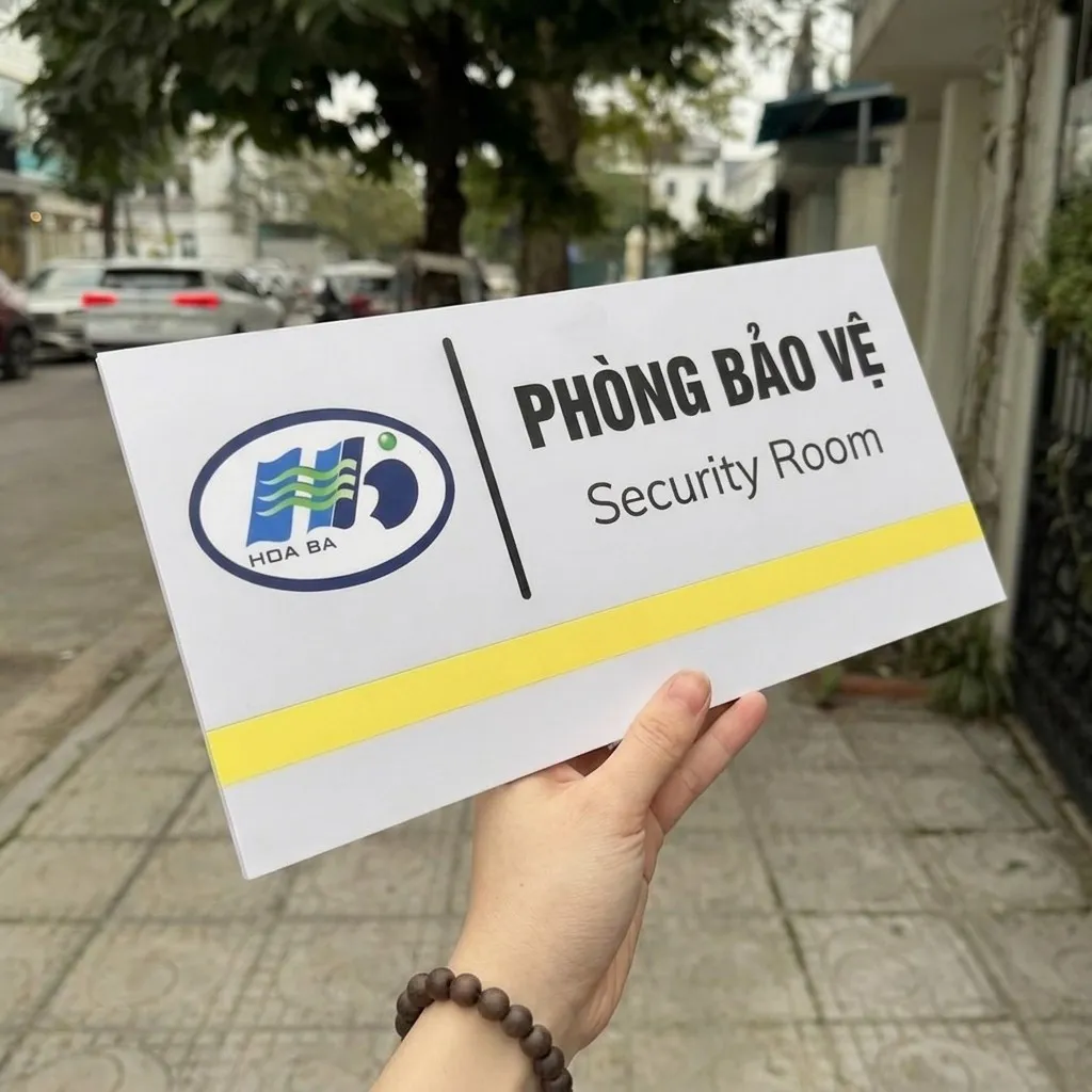 Bảng tên Phòng Bảo Vệ Security Room với logo Hòa Ba và dải vàng