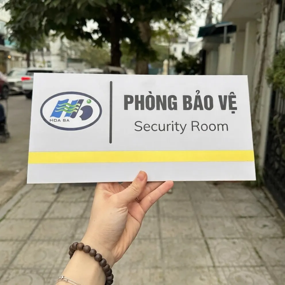 Bảng tên Phòng Bảo Vệ Security Room có logo công ty và dải màu vàng