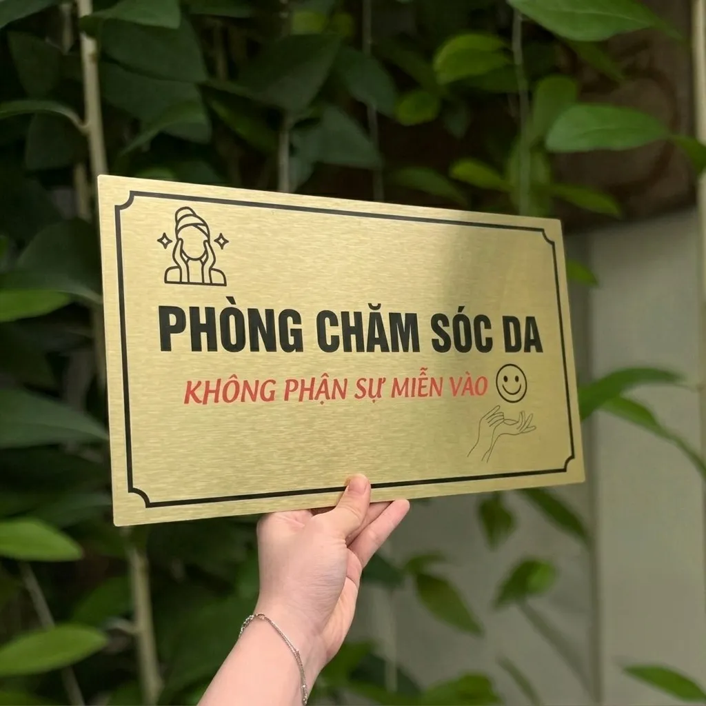 Cận cảnh đường nét chữ ăn mòn hóa học trên inox vàng xước