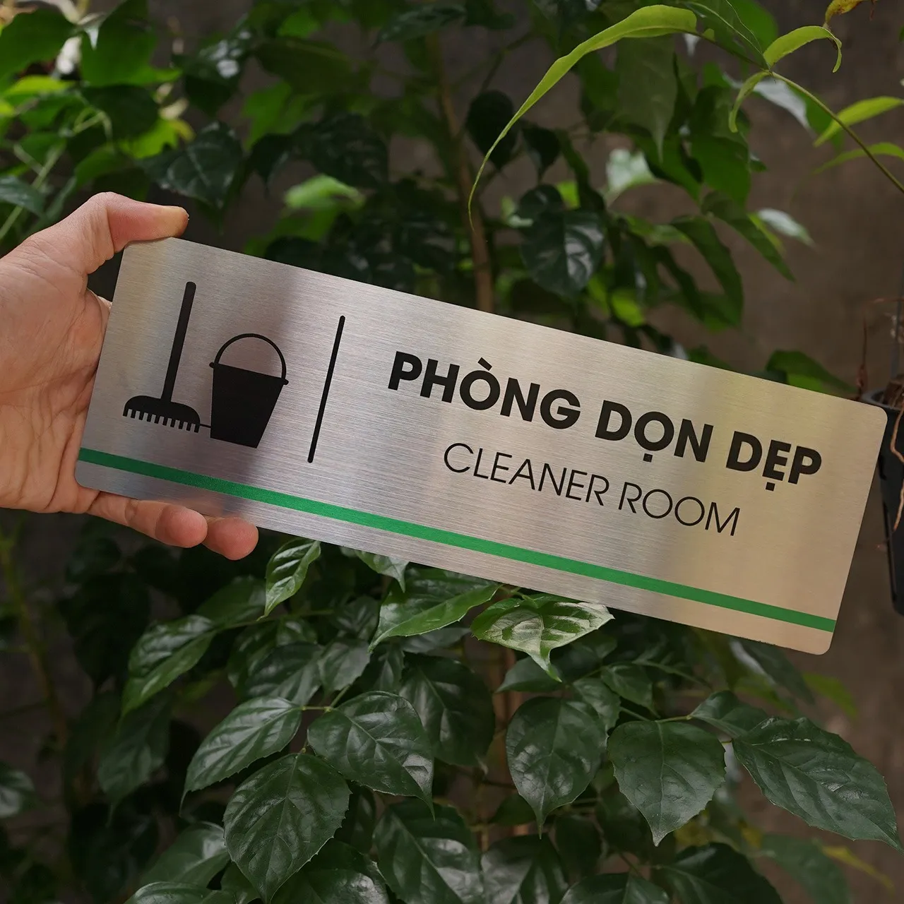 Tay cầm bảng tên phòng dọn dẹp inox 304 nhìn thẳng, thấy đủ icon và chữ PHÒNG DỌN DẸP CLEANER ROOM