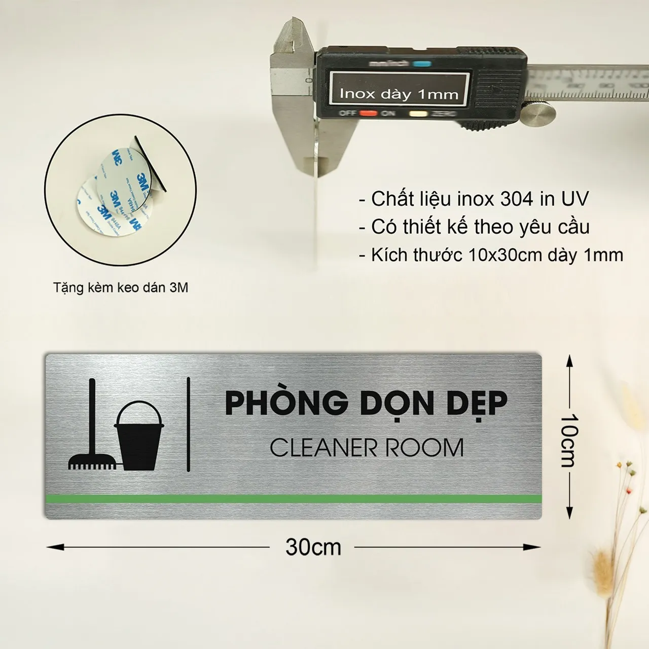 Bảng tên phòng dọn dẹp inox brushed đặt trên tripod, nhìn thẳng chính diện, ánh sáng đều