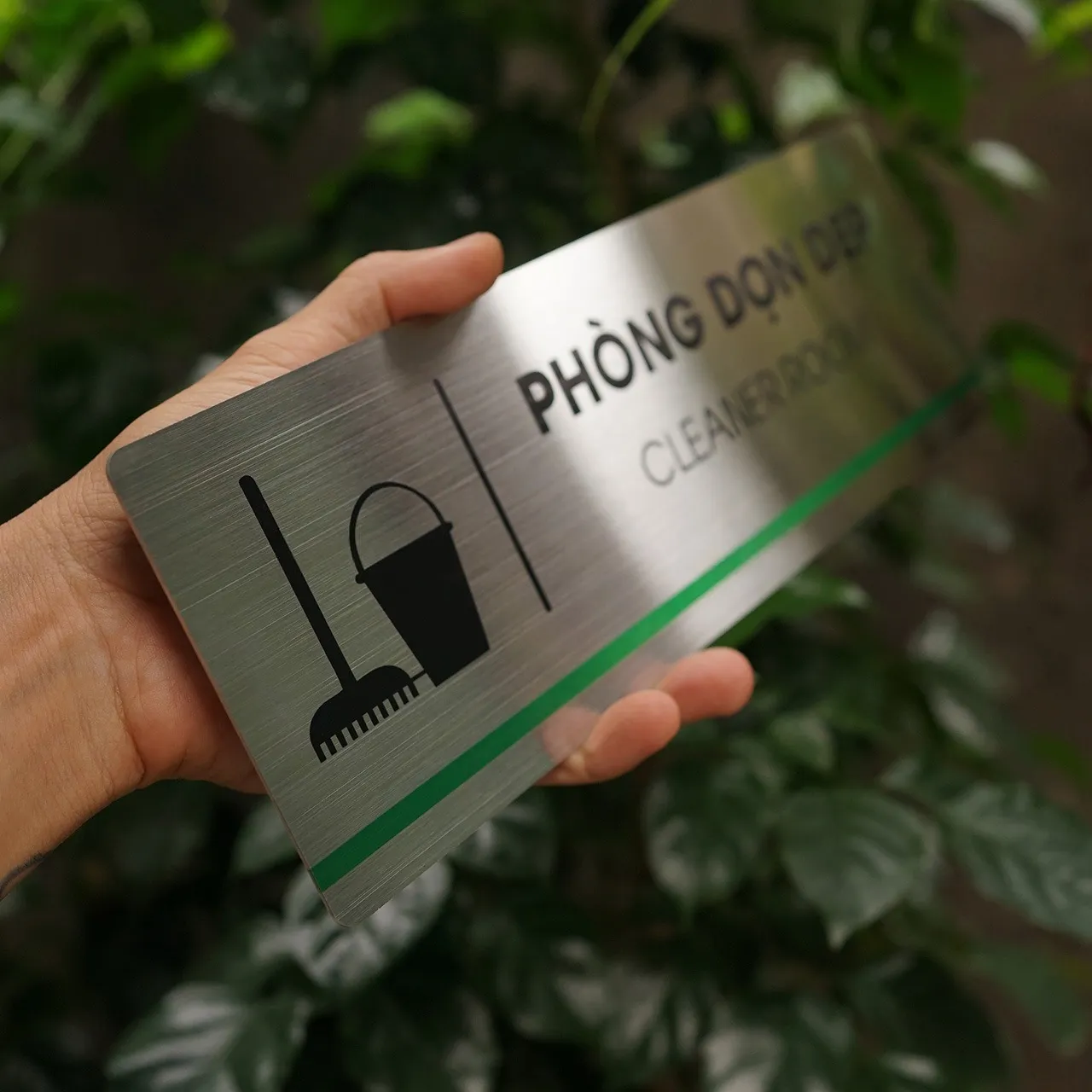 Bảng tên phòng dọn dẹp inox 304 trắng xước, icon chổi lau xô nước, kích thước 10x30cm