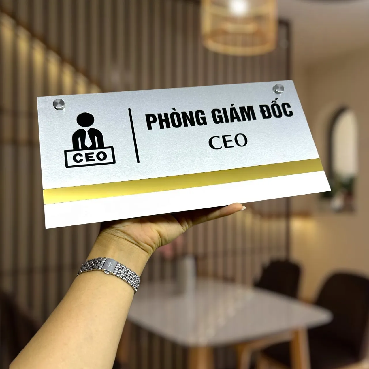 bảng tên phòng giám đốc CEO inox 304 trắng xước dải vàng có icon pictogram song ngữ việt anh