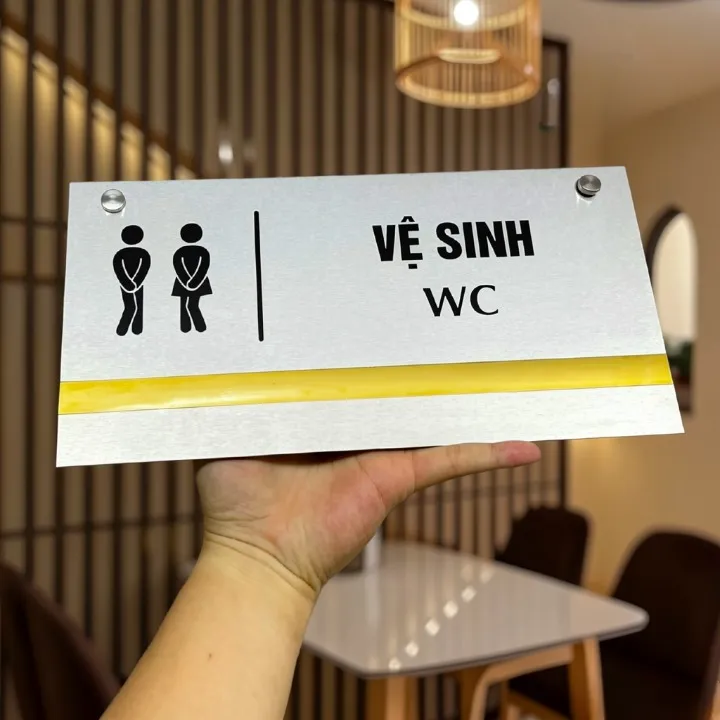 bảng tên phòng vệ sinh WC inox 304 trắng xước dải vàng kích thước thực tế cầm tay