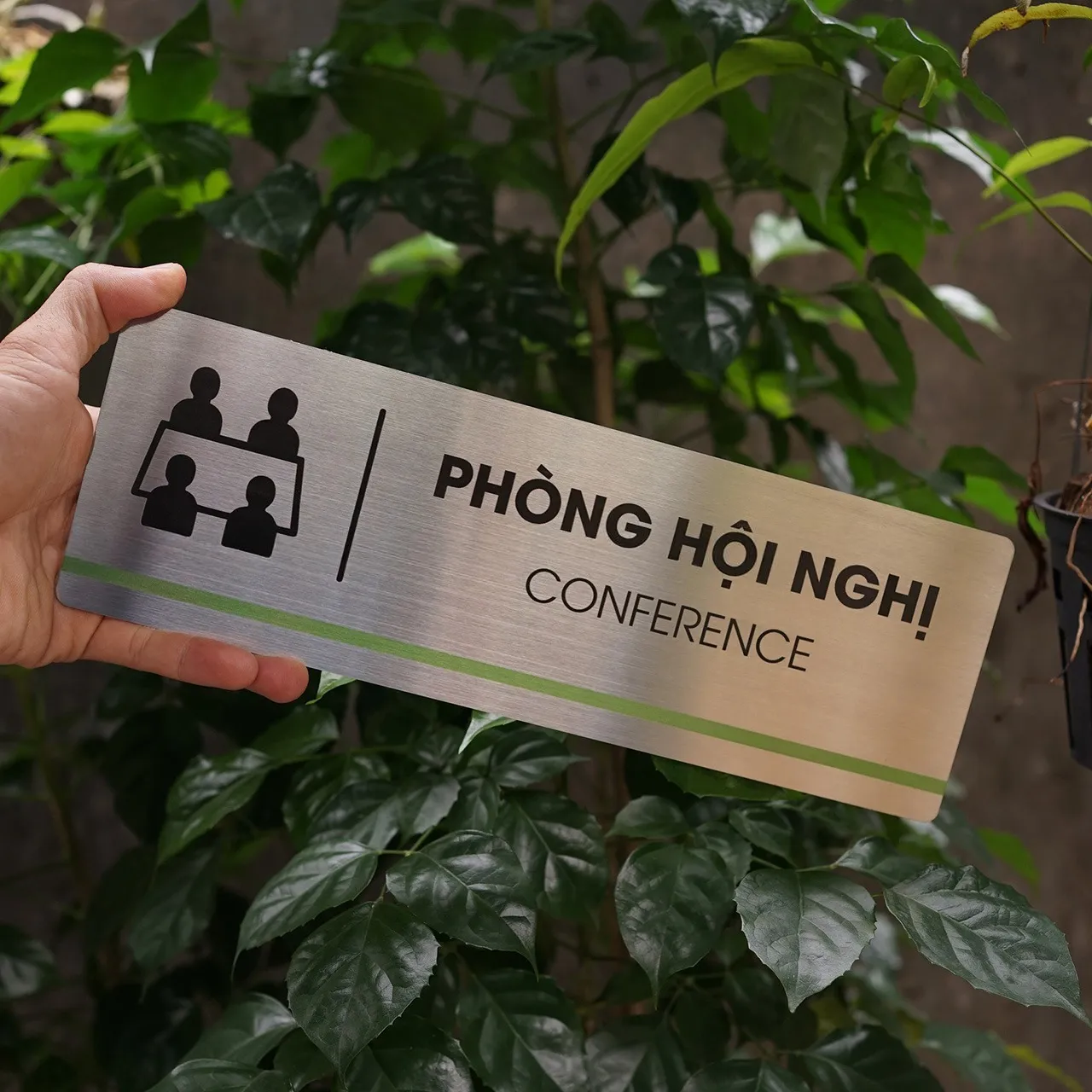 Bảng Tên Phòng Hội Nghị Inox 304 Cầm Tay – Pictogram Hội Nghị Sắc Nét Mặt Trước Cầm tay bảng tên phòng hội nghị inox 304 trắng xước mặt trước thấy rõ pictogram bốn nhân vật và chữ ăn mòn