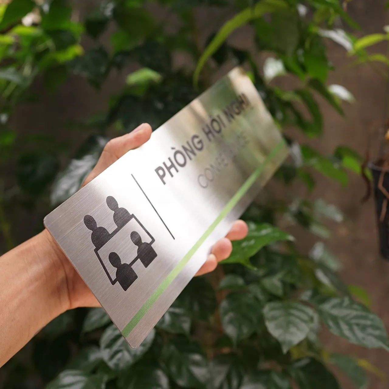 Bảng Tên Phòng Hội Nghị Inox 304 – Góc Dọc Thấy Rõ Chiều Sâu Pictogram Ăn Mòn Bảng tên phòng hội nghị inox 304 cầm tay góc dọc thấy rõ chiều sâu nét ăn mòn hóa học pictogram