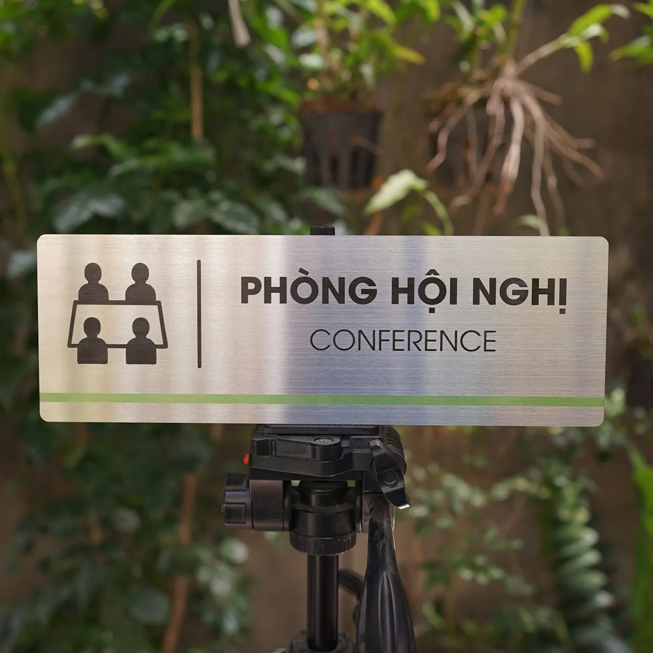 Bảng Tên Phòng Hội Nghị Inox 304 Trắng Xước – Mặt Trước Thẳng | Bảng Hiệu Vàng Bảng tên phòng hội nghị inox 304 trắng xước ăn mòn hóa học mặt trước thẳng trên giá đỡ