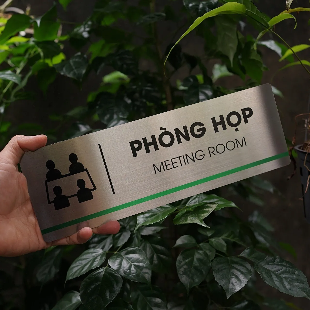 Bảng Tên Phòng Họp Inox 304 – Góc Nghiêng Phải Thấy Rõ Pictogram Bàn Họp Bảng tên phòng họp inox 304 cầm tay góc nghiêng phải thấy rõ pictogram bốn nhân vật quanh bàn họp