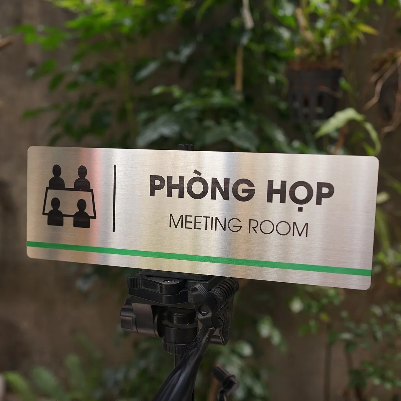 Bảng Tên Phòng Họp Inox 304 Trắng Xước – Ăn Mòn Hóa Học Sơn Tĩnh Điện | Bảng Hiệu Vàng Bảng tên phòng họp inox 304 trắng xước ăn mòn hóa học sơn tĩnh điện nhìn thẳng trên giá đỡ
