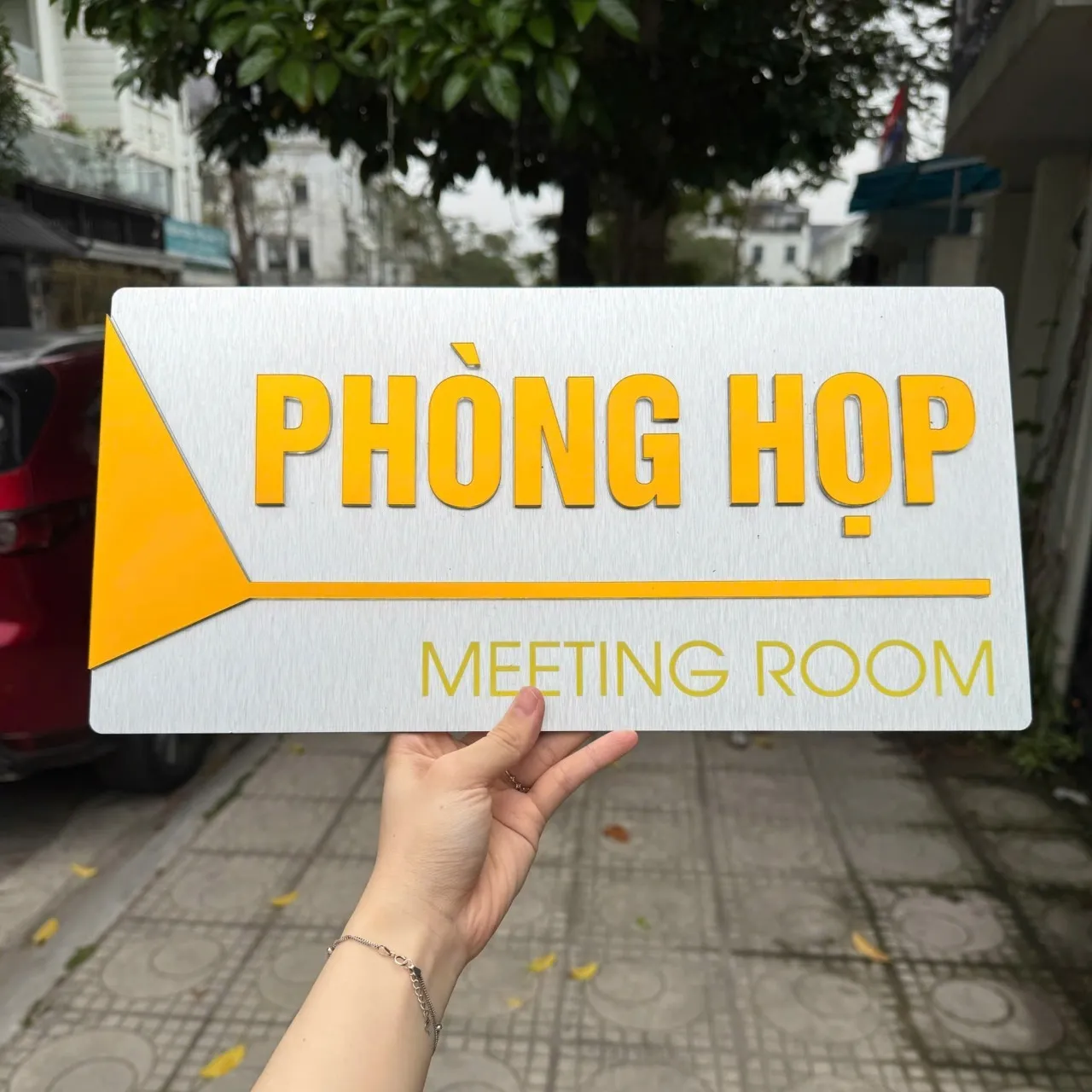 Bảng tên phòng họp inox trắng xước chữ mica nổi – mặt trước Bảng tên phòng họp inox trắng xước chữ mica nổi in UV màu vàng cam