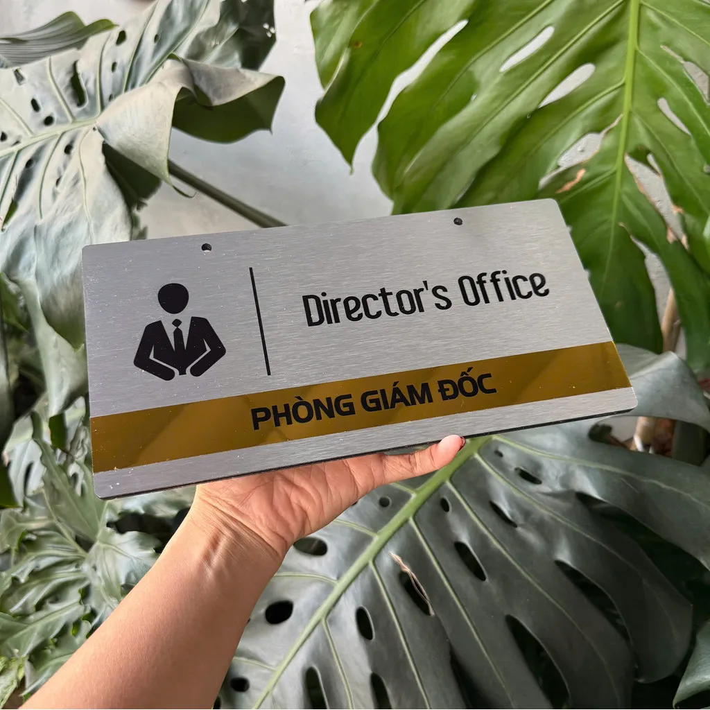 Bảng tên phòng giám đốc inox xước bạc phối vàng gương Bảng tên phòng Director's Office – Phòng Giám Đốc inox xước bạc dải vàng gương sang trọng