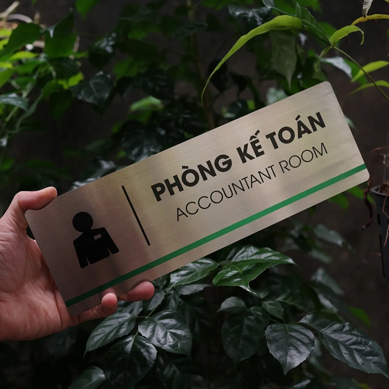 Bảng Tên Phòng Kế Toán Inox 304 – Góc Nghiêng Phải Hiệu Ứng Phay Xước Ánh Bạc Bảng tên phòng kế toán inox 304 cầm tay góc nghiêng phải thấy rõ hiệu ứng phay xước ánh bạc trung tính