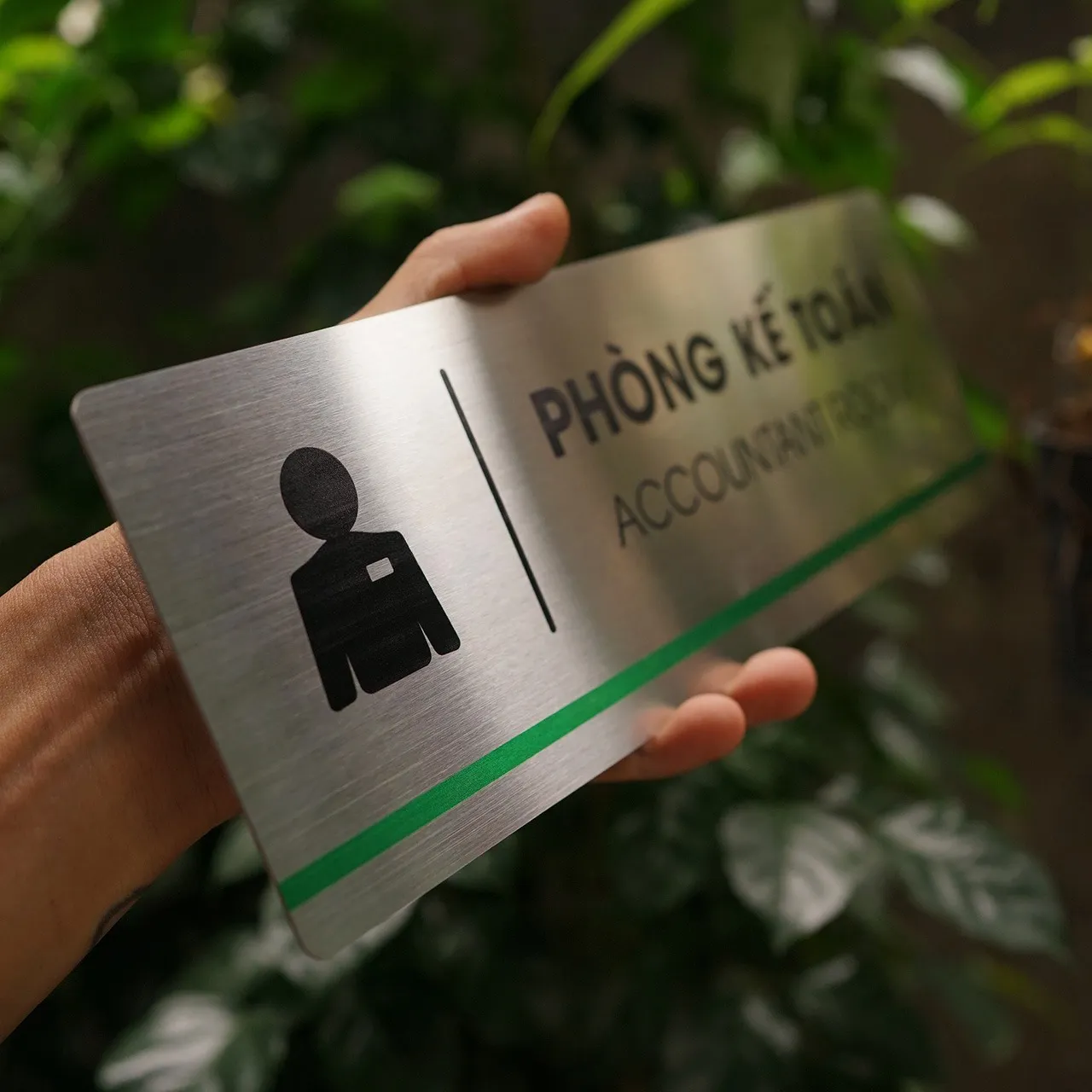 Cận Pictogram Phòng Kế Toán – Nhân Vật Vest Thẻ Đeo Ăn Mòn Hóa Học Inox 304 Cận cảnh pictogram nhân viên kế toán vest thẻ đeo ăn mòn hóa học sắc nét trên inox 304 phay xước góc nghiêng