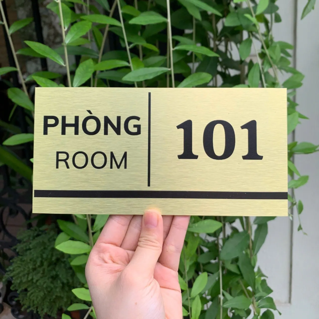 Bảng số phòng khách sạn inox vàng xước – mặt trước Bảng số phòng 101 inox vàng xước song ngữ Việt Anh ăn mòn sơn tĩnh điện