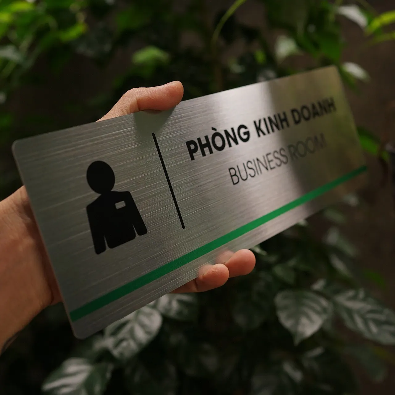 Bảng Tên Phòng Kinh Doanh Inox 304 – Góc Cao Thấy Rõ Vân Phay Xước Và Góc Bo Bảng tên phòng kinh doanh inox 304 cầm tay nhìn từ góc cao thấy rõ vân phay xước phản sáng và góc bo tròn
