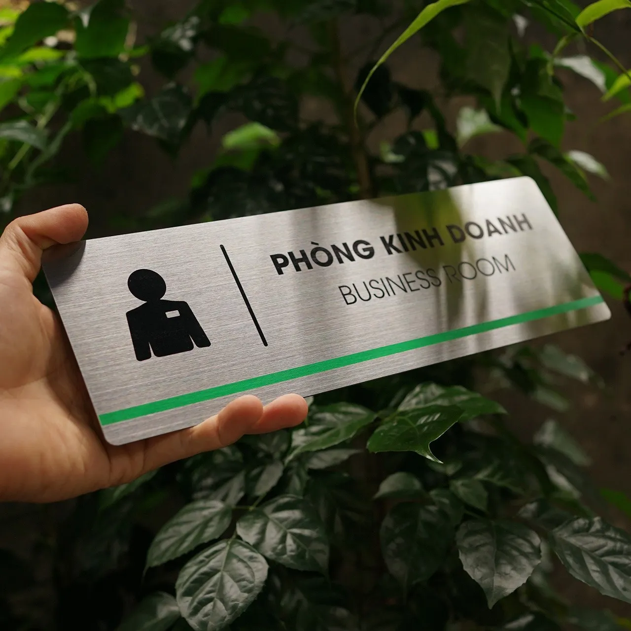 Bảng Tên Phòng Kinh Doanh Inox 304 – Góc Nghiêng Phải Thấy Rõ Chữ Và Pictogram Bảng tên phòng kinh doanh inox 304 cầm tay góc nghiêng phải thấy rõ chữ ăn mòn và pictogram vest thẻ đeo