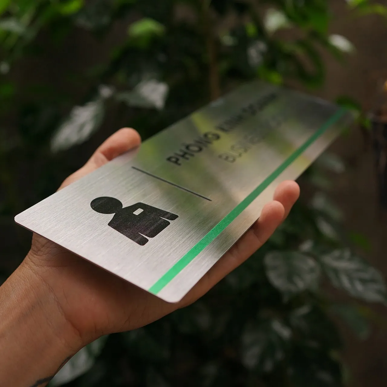 Cận Pictogram Phòng Kinh Doanh – Nhân Vật Vest Thẻ Đeo Ăn Mòn Hóa Học Inox 304 Cận cảnh pictogram nhân viên kinh doanh vest thẻ đeo ăn mòn hóa học sắc nét trên inox 304 phay xước