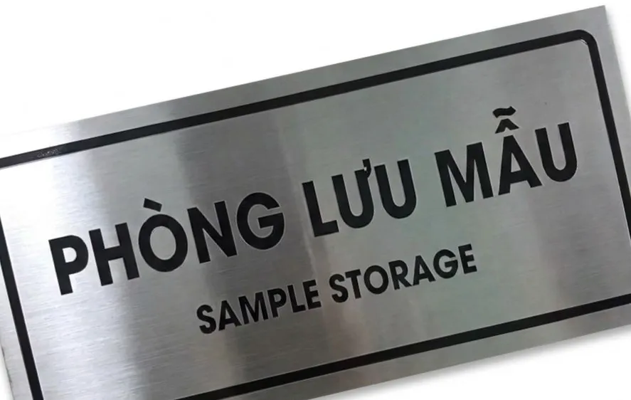 Cận Cảnh Chữ Khắc UV – Bảng Tên Phòng Lưu Mẫu Inox 304 cận cảnh chữ phòng lưu mẫu sample storage khắc UV đen trên nền inox xước