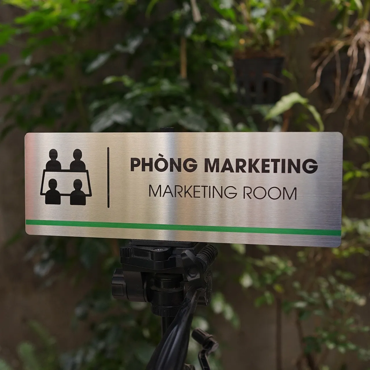 bảng tên phòng marketing inox trắng xước ăn mòn hóa học có icon song ngữ việt anh chính diện