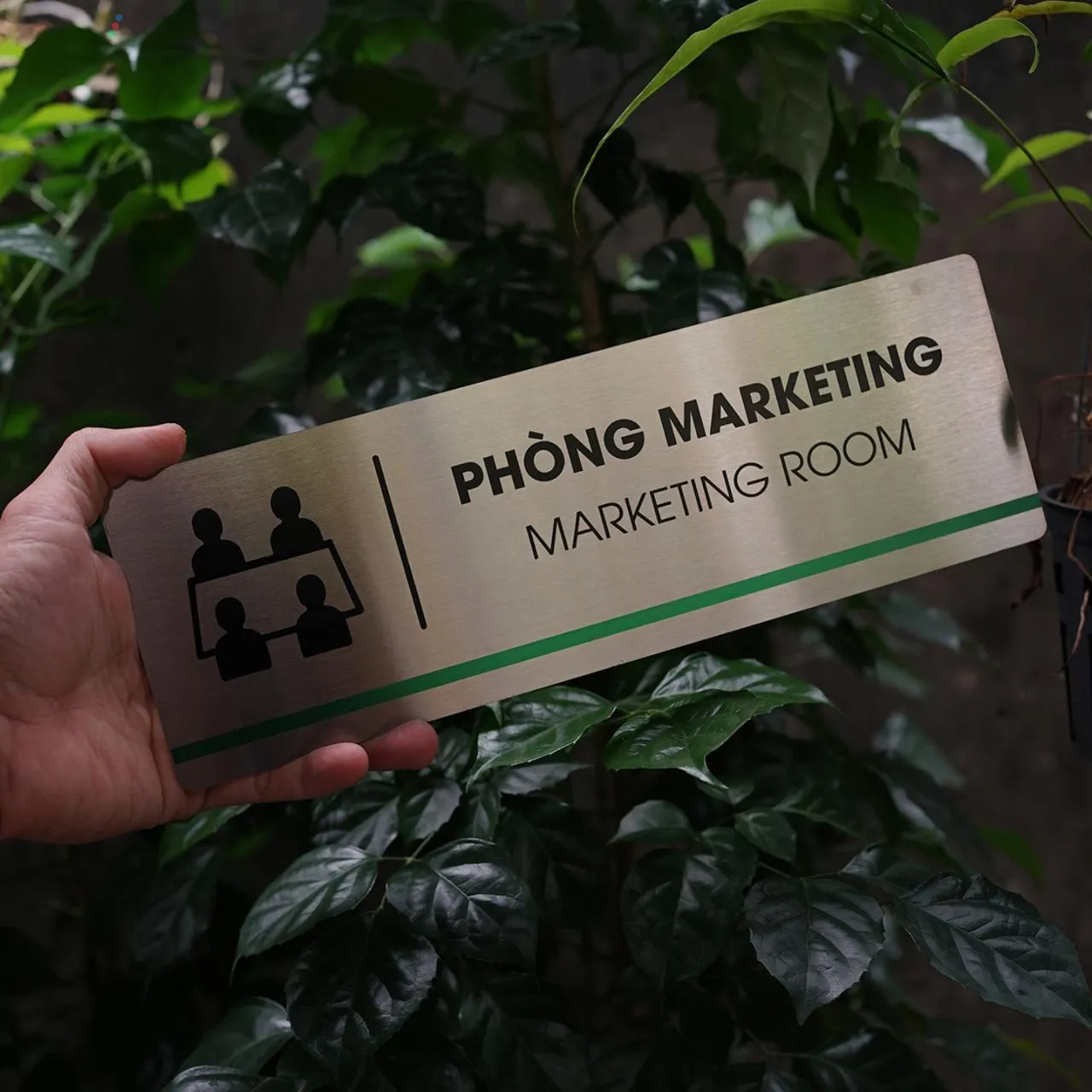 bảng tên phòng inox trắng xước và vàng xước so sánh màu sắc bề mặt thực tế
