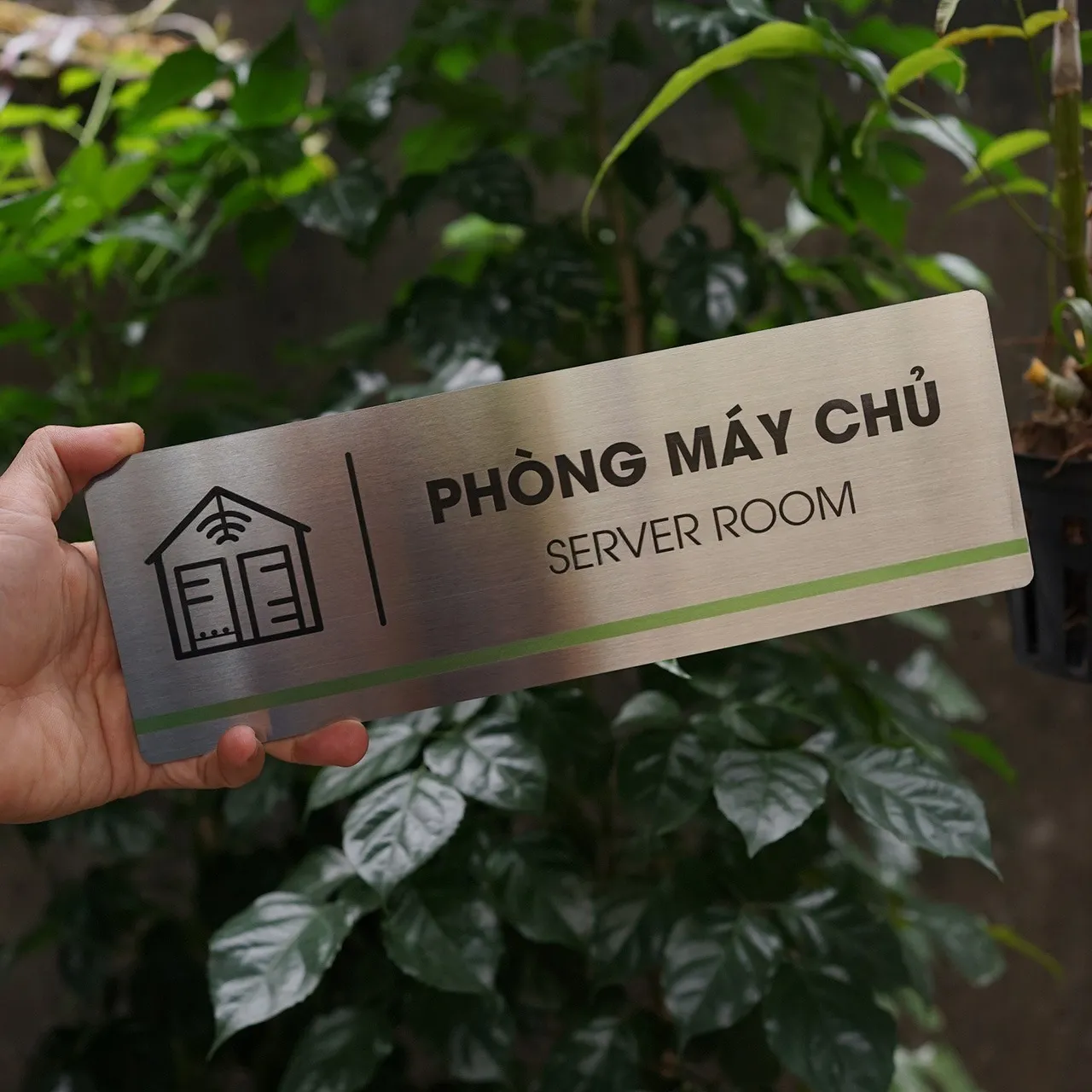 Bảng Tên Phòng Máy Chủ Inox 304 Cầm Tay – Mặt Trước Thấy Rõ Toàn Bộ Thiết Kế Cầm tay bảng tên phòng máy chủ inox 304 phay xước mặt trước thấy rõ chữ server room UV đen