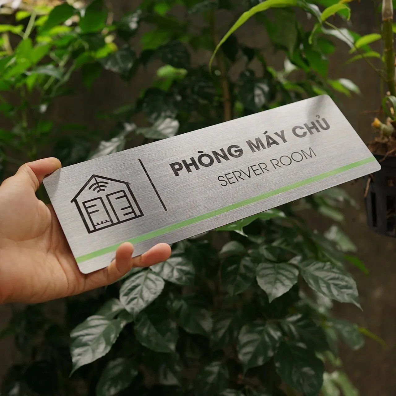 Bảng Tên Phòng Máy Chủ Inox 304 – Góc Nghiêng Phải Thấy Rõ Vân Phay Xước Bảng tên phòng máy chủ inox 304 cầm tay góc nghiêng phải thấy rõ hiệu ứng vân phay xước