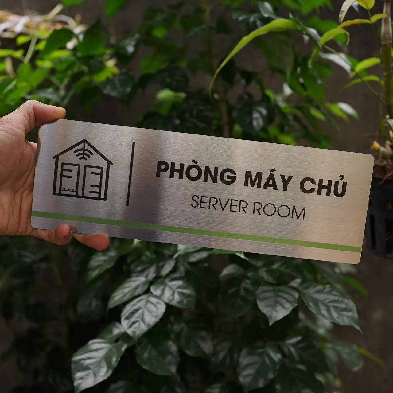 Bảng Tên Phòng Máy Chủ Inox 304 – Cận Pictogram Server Rack Và Sóng Wifi Bảng tên phòng máy chủ inox 304 cầm tay góc nghiêng trái thấy rõ pictogram server rack sóng wifi