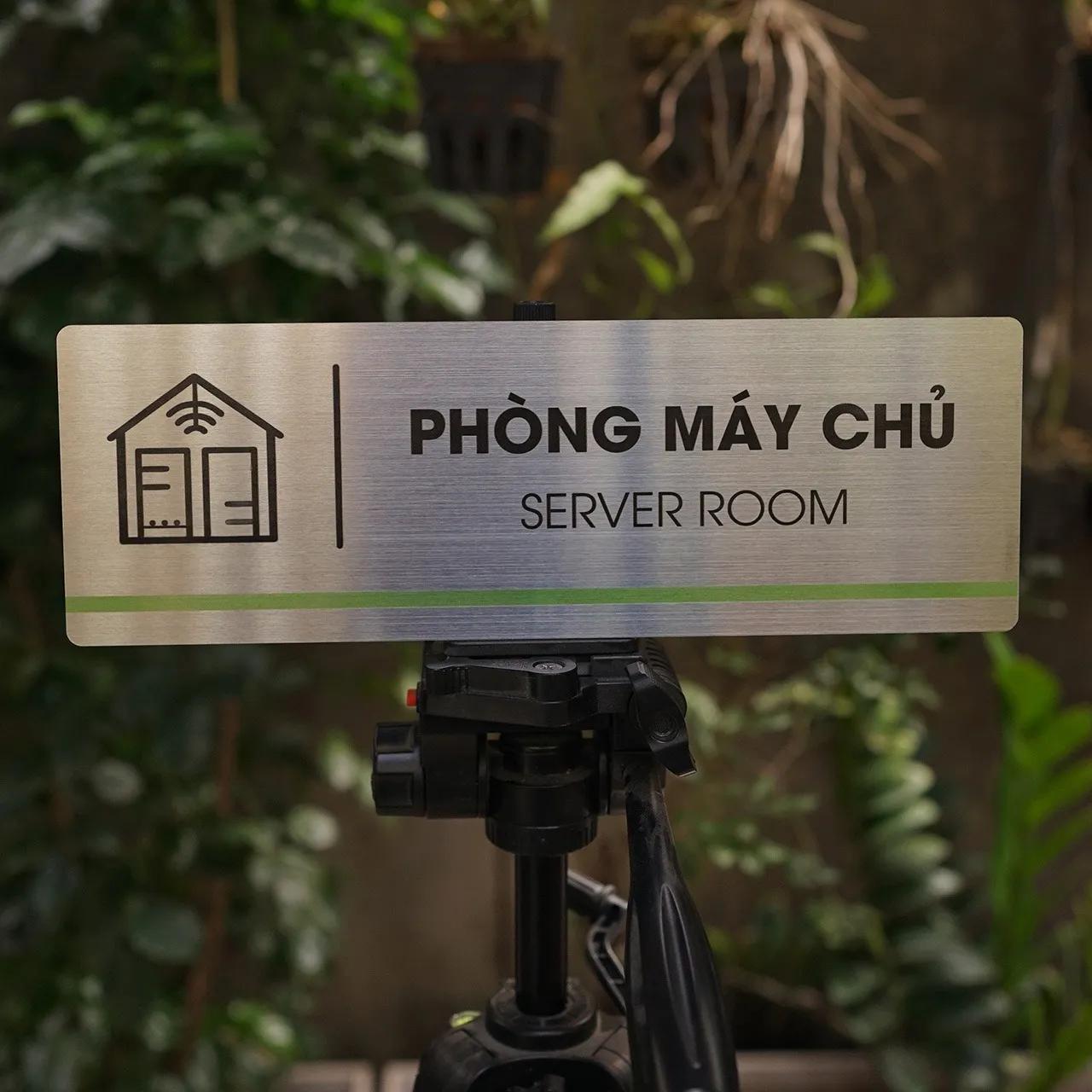 Bảng Tên Phòng Máy Chủ Inox 304 In UV – Mặt Trước Thẳng | Bảng Hiệu Vàng Bảng tên phòng máy chủ server room inox 304 in UV phay xước nhìn thẳng mặt trước trên giá đỡ