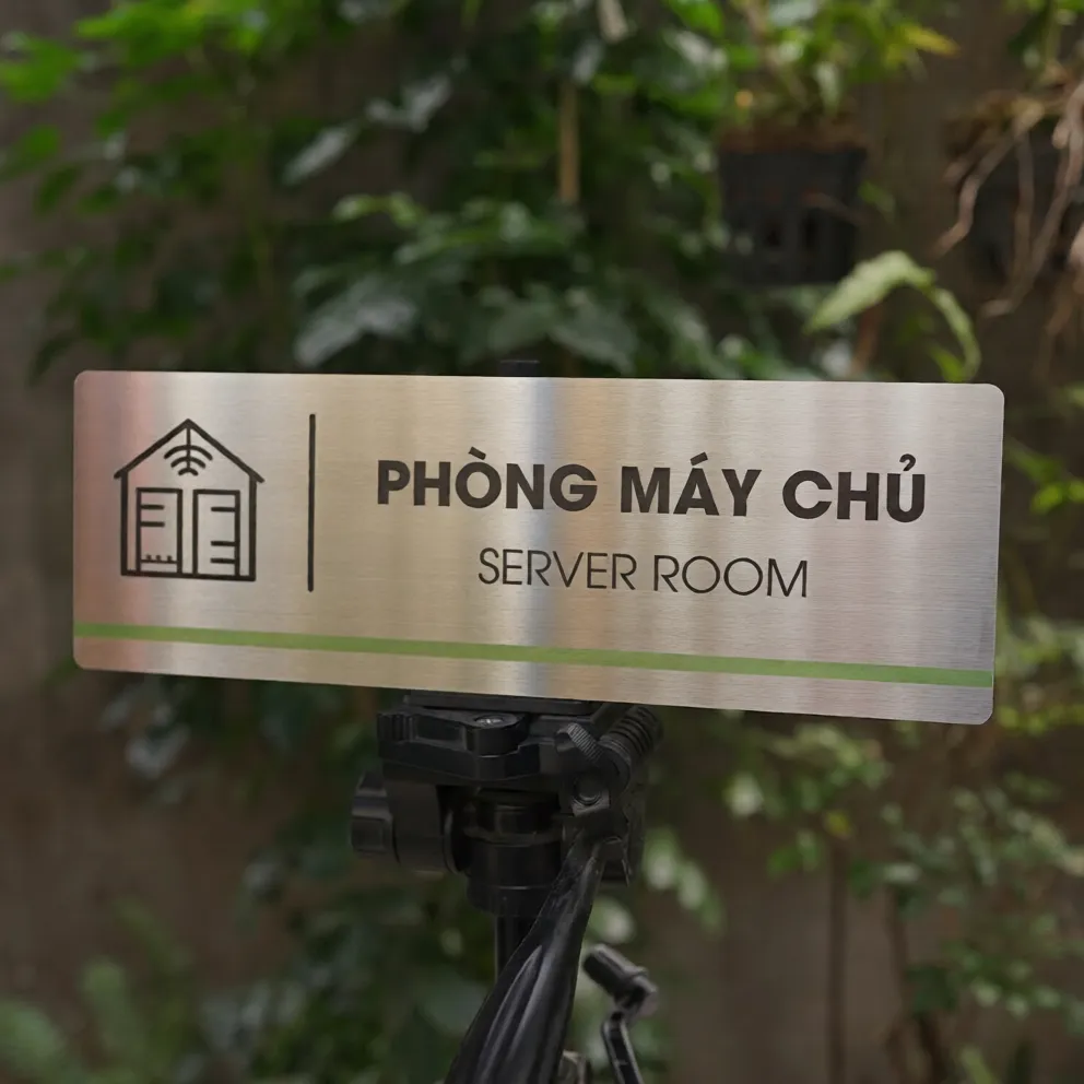Bảng Tên Phòng Máy Chủ Inox 304 – Góc Thấp Thấy Rõ Sọc Xanh Lá Và Pictogram Server Bảng tên phòng máy chủ inox 304 trên giá đỡ góc thấp thấy rõ sọc xanh lá và pictogram server rack