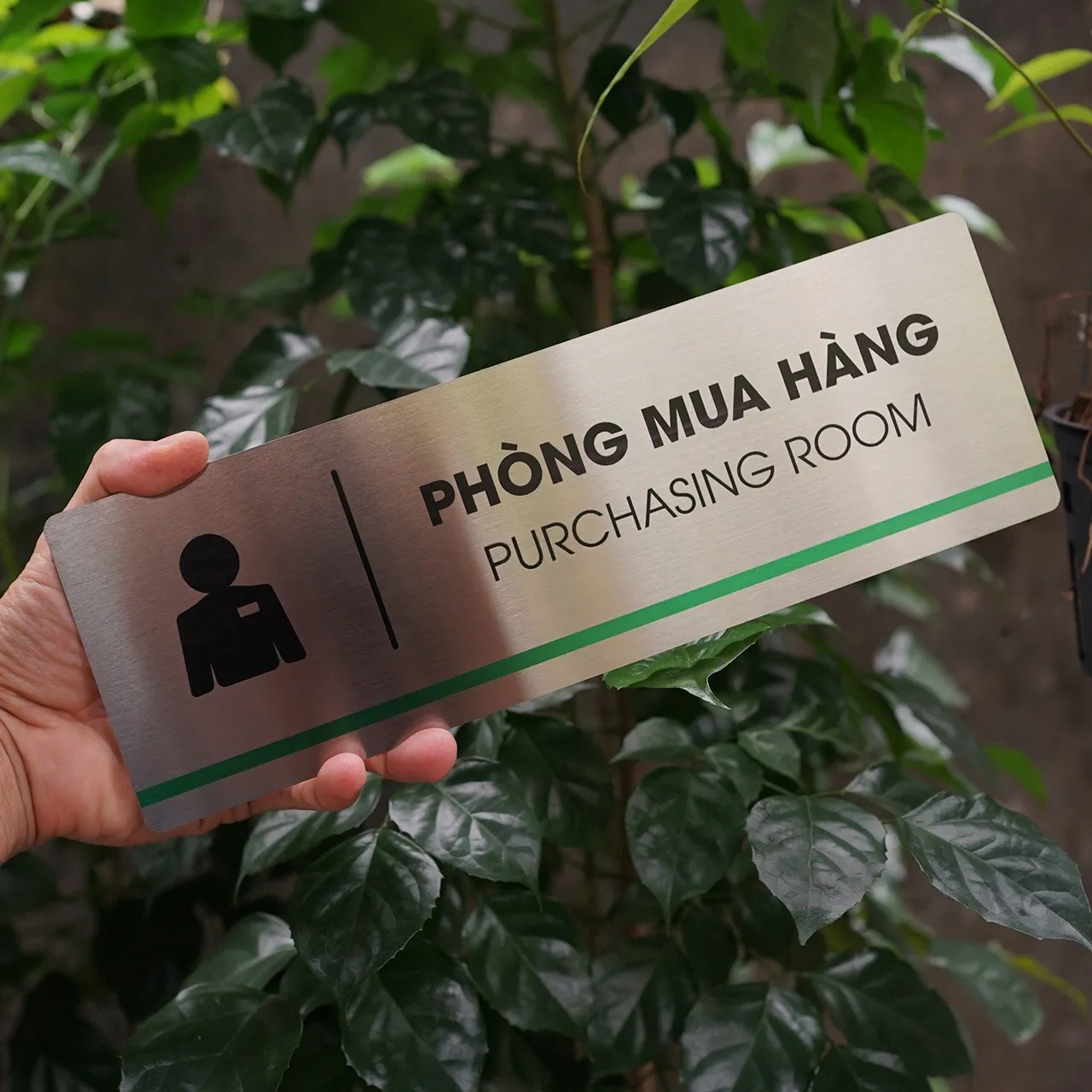 Bảng Tên Phòng Mua Hàng Inox 304 – Mặt Trước Cầm Tay Ánh Sáng Tự Nhiên Bảng tên phòng mua hàng inox 304 phay xước cầm tay mặt trước thẳng dưới ánh sáng tự nhiên