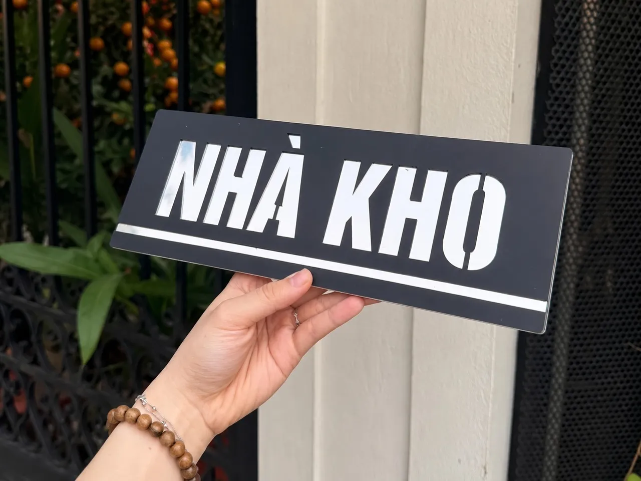 Cận cảnh chữ inox trắng xước cắt xuyên trên bảng nhà kho Cận cảnh chữ cắt xuyên inox trắng xước trên nền đen nhám