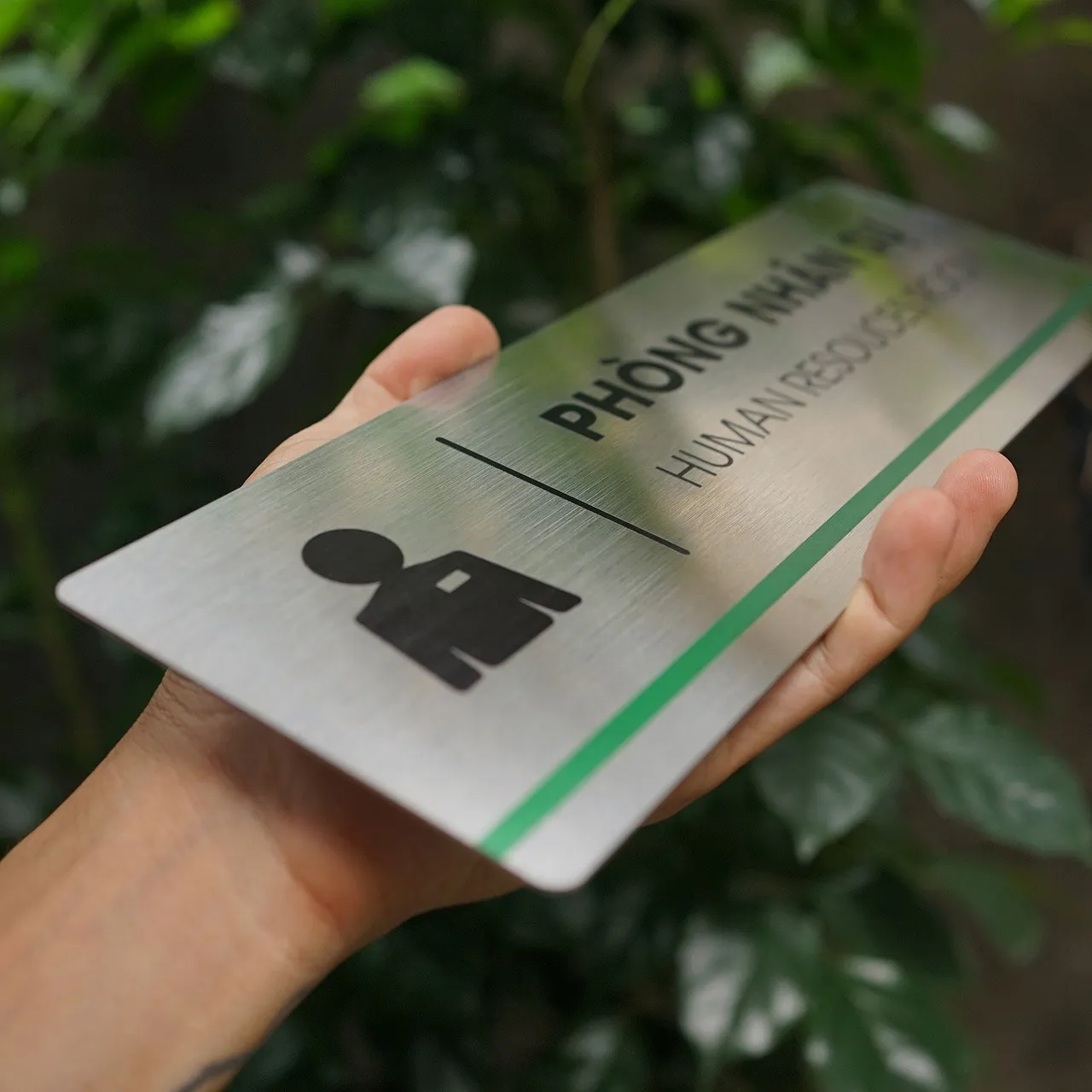Cận Pictogram HR – Nhân Vật Vest Thẻ Đeo In UV Sắc Nét Trên Inox 304 Phay Xước Cận cảnh pictogram nhân vật HR mặc vest có thẻ đeo in UV đen sắc nét trên nền inox 304 phay xước