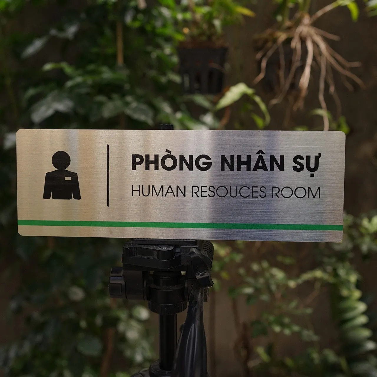 Bảng Tên Phòng Nhân Sự Inox 304 In UV – Nhìn Thẳng Mặt Trước | Bảng Hiệu Vàng Bảng tên phòng nhân sự inox 304 in UV phay xước nhìn thẳng mặt trước trên giá đỡ