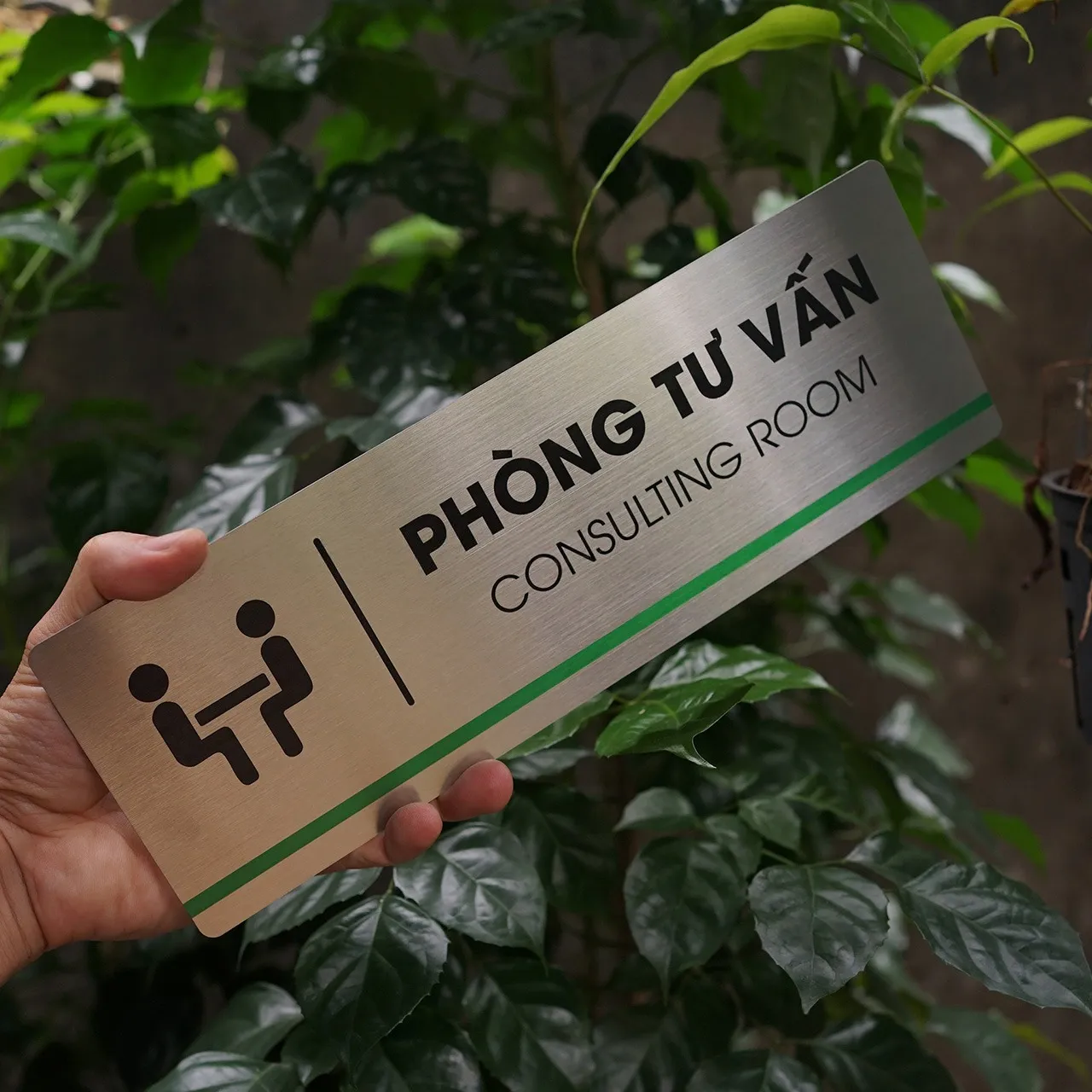Bảng tên phòng tư vấn inox 304 nhìn góc nghiêng phải thấy rõ chữ in UV đen sắc nét và sọc xanh lá