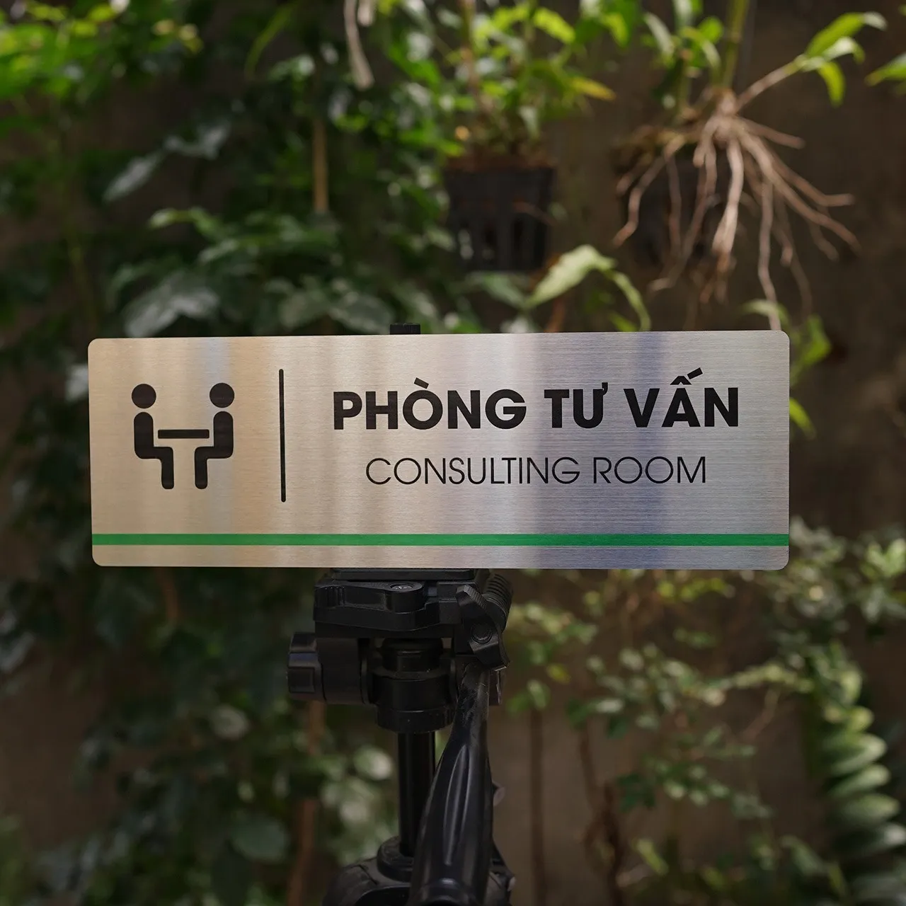Bảng tên phòng tư vấn inox 304 in UV kỹ thuật số bề mặt phay xước nhìn thẳng mặt trước