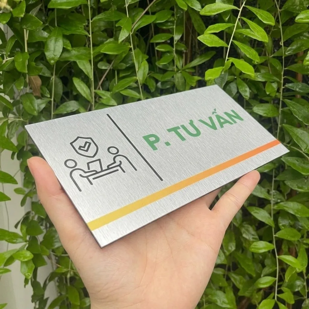 Bảng phòng tư vấn inox trắng xước nhìn từ góc nghiêng Góc nghiêng bảng phòng tư vấn inox trắng xước dải màu cam vàng
