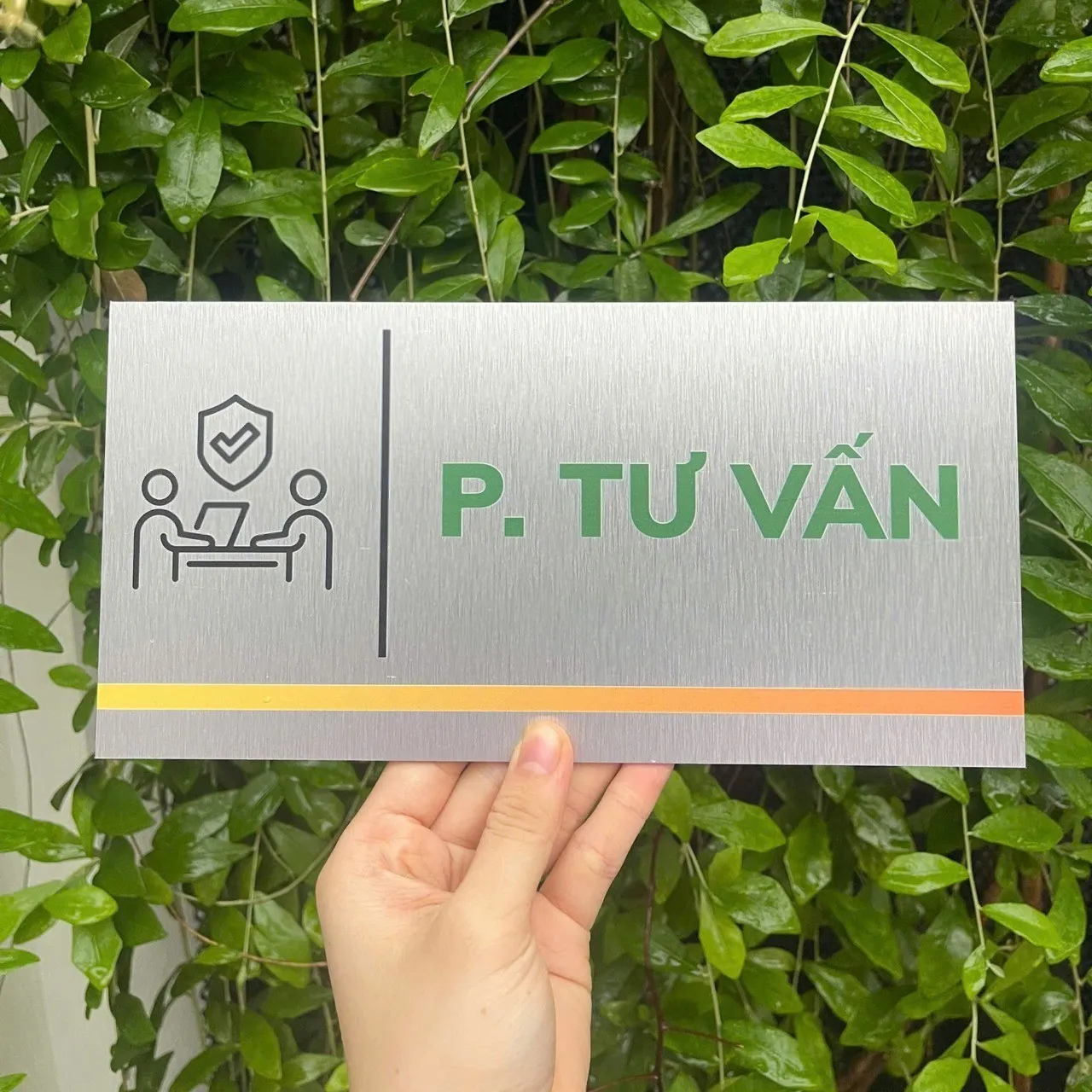 Bảng tên phòng tư vấn inox trắng xước – mặt trước Bảng tên phòng tư vấn inox trắng xước icon minh họa sơn tĩnh điện màu xanh cam