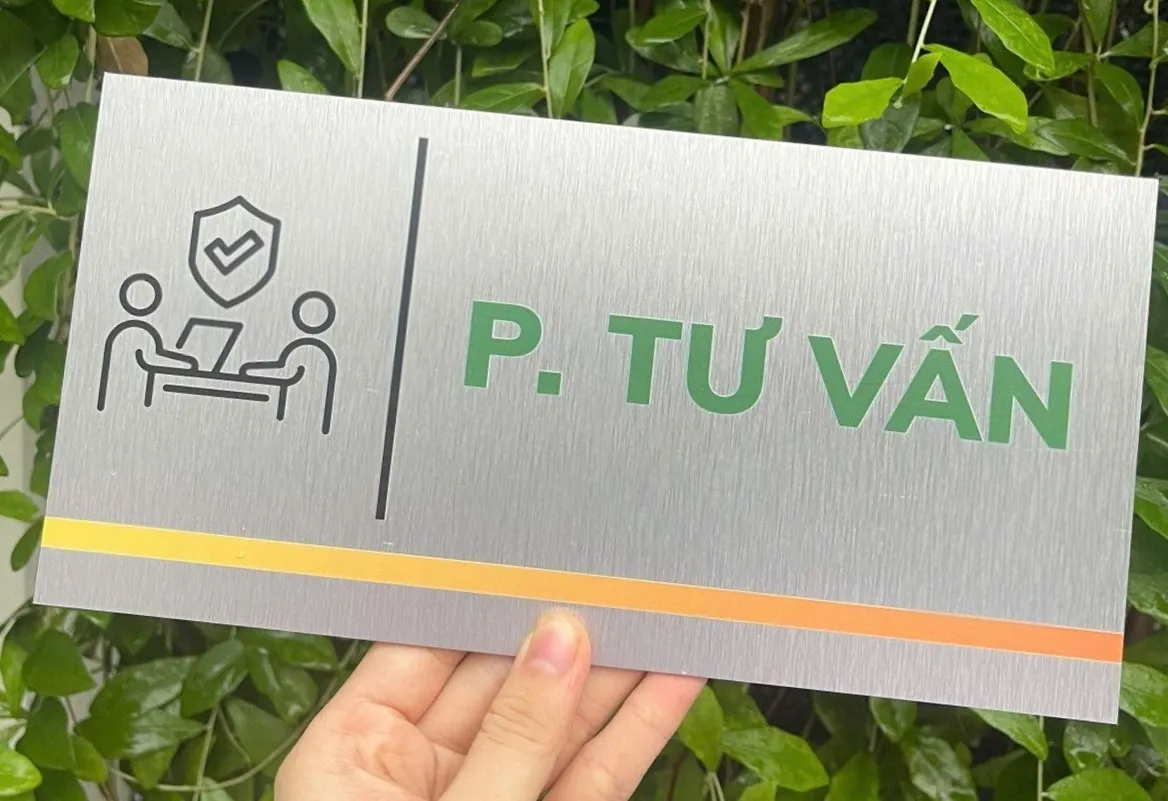Toàn cảnh bảng phòng tư vấn inox trắng xước – phối cảnh thực tế Toàn cảnh bảng tên phòng tư vấn inox trắng xước sơn tĩnh điện màu xanh cam