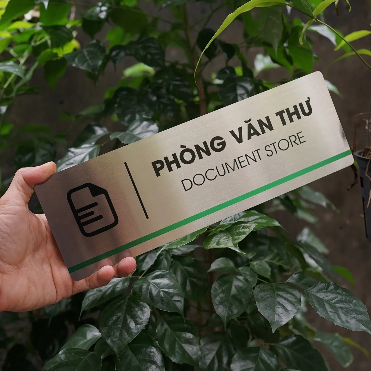 Toàn cảnh bảng tên phòng văn thư inox 304 cầm tay – tỷ lệ kích thước thực tế Toàn cảnh bảng tên phòng văn thư inox 304 brushed 10x30cm cầm tay, ánh sáng tự nhiên