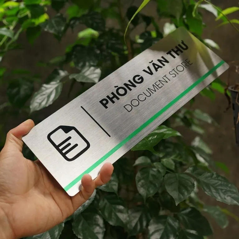 Bảng tên phòng văn thư inox 304 cầm tay góc nghiêng cao thấy rõ icon tài liệu và sọc xanh lá