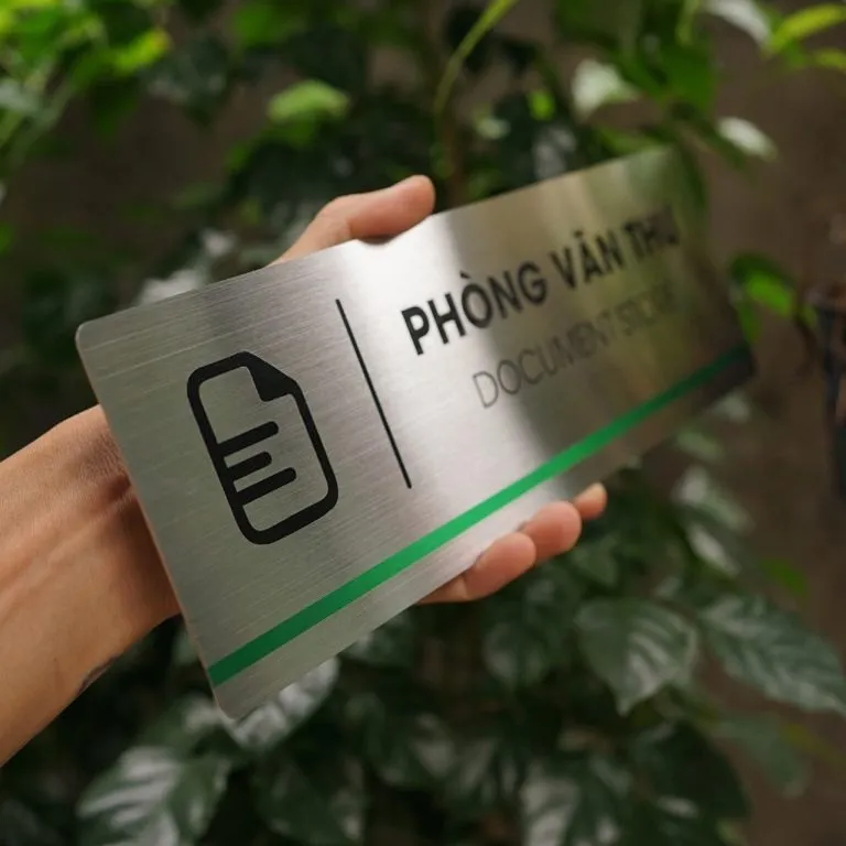 Bảng tên phòng văn thư inox 304 cầm tay góc nghiêng ngang thấy hiệu ứng ánh kim hai vùng sáng tối