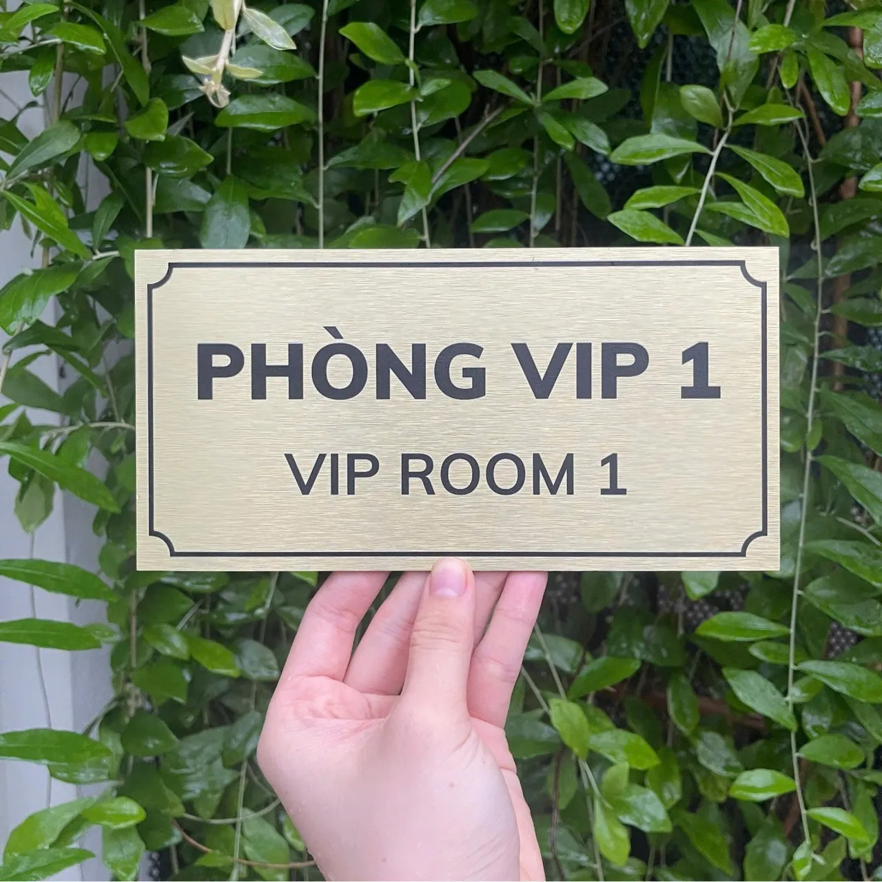 Bảng tên phòng VIP inox vàng xước chữ song ngữ Việt Anh viền cổ điển