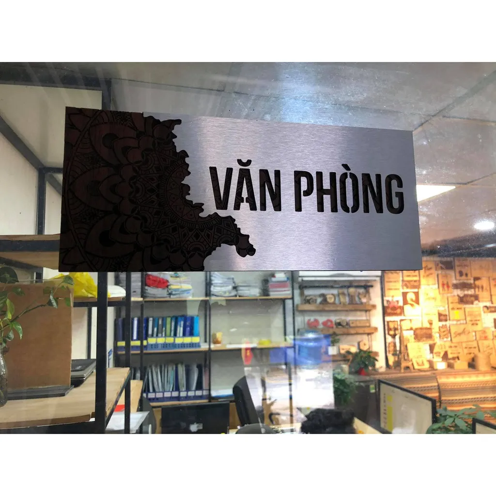 Bảng Văn Phòng Inox 304 Mandala – Phối Cảnh Thực Tế Tại Không Gian Làm Việc Bảng văn phòng inox 304 họa tiết mandala ăn mòn hóa học phối cảnh thực tế tại văn phòng