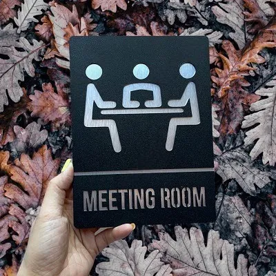 Biển tên phòng họp meeting room inox đen sần phối cảnh trên tay